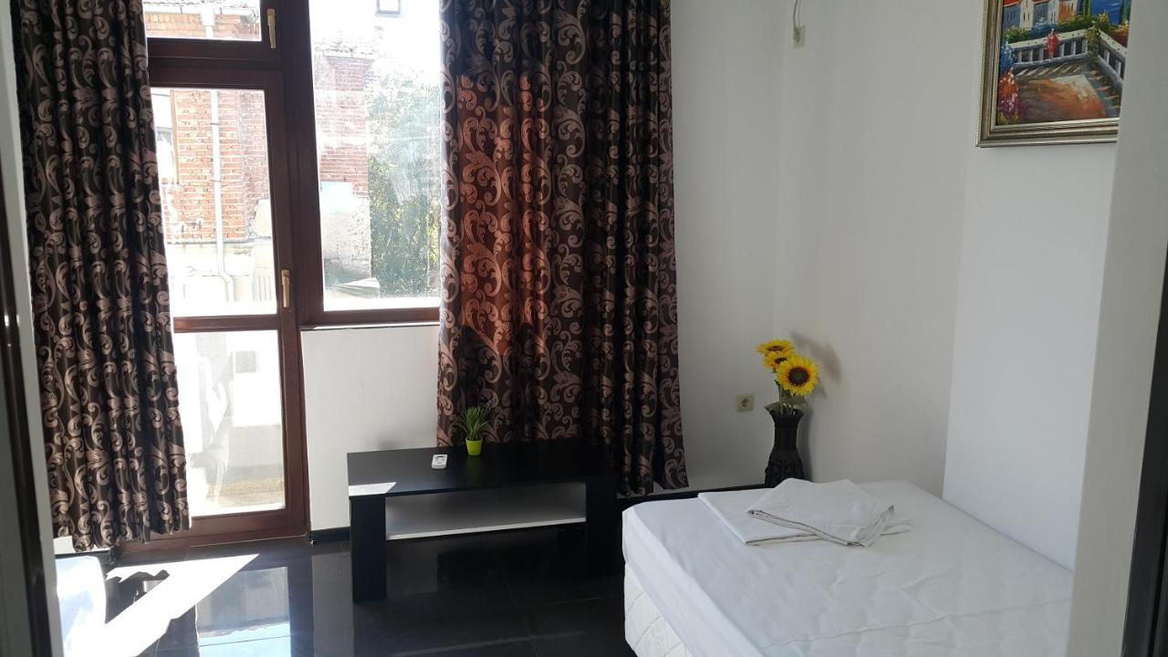 Central Beach Guest Rooms ブルガス エクステリア 写真